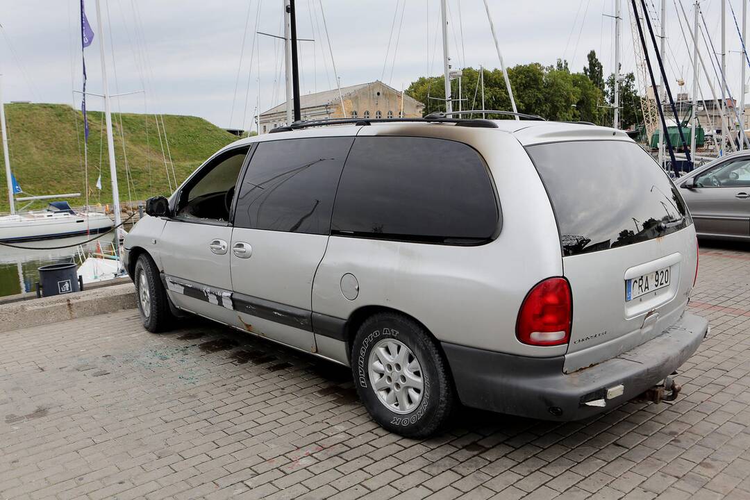 Užsidegė automobilio Chrysler salonas