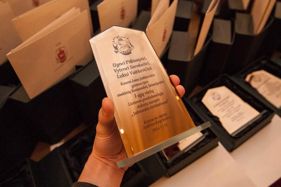Rotušėje pagerbti nusipelnę moksleiviai ir mokytojai