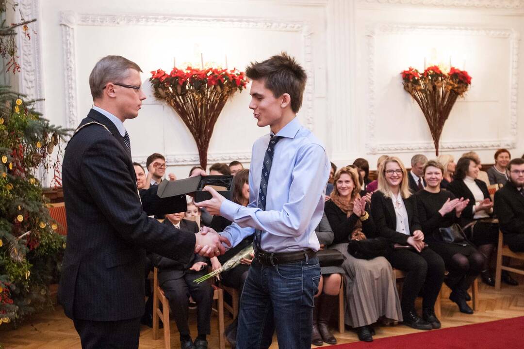 Rotušėje pagerbti nusipelnę moksleiviai ir mokytojai