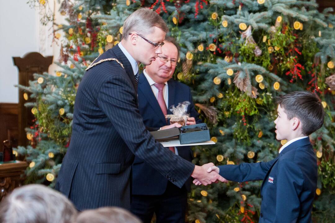 Rotušėje pagerbti nusipelnę moksleiviai ir mokytojai