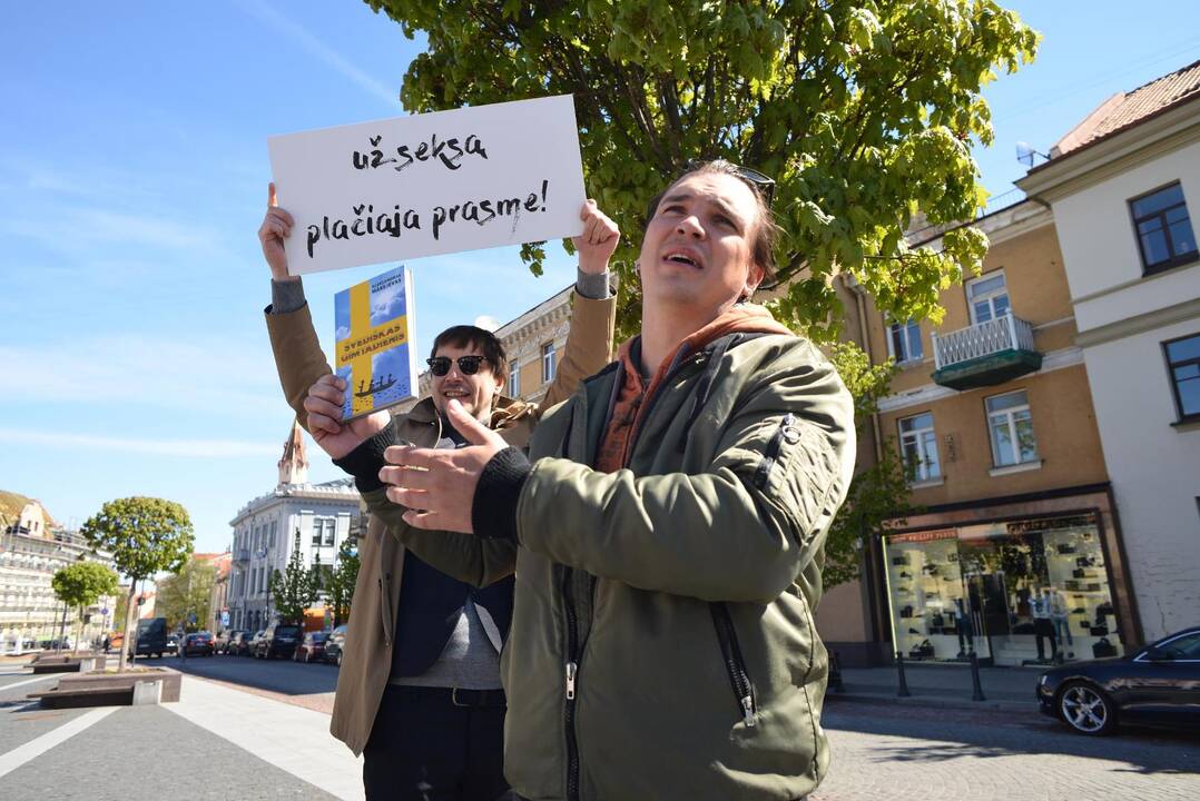 Menininkų mitingas prieš dvasinį terorizmą