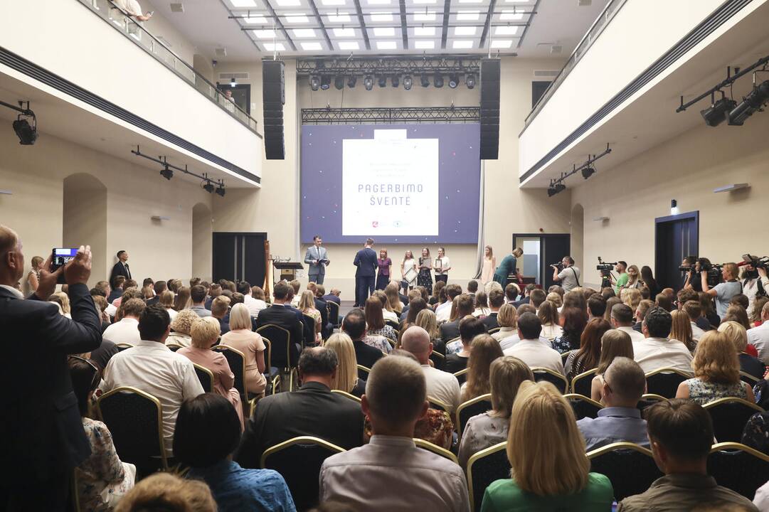 Valdovų rūmuose pagerbti šimtukininkai