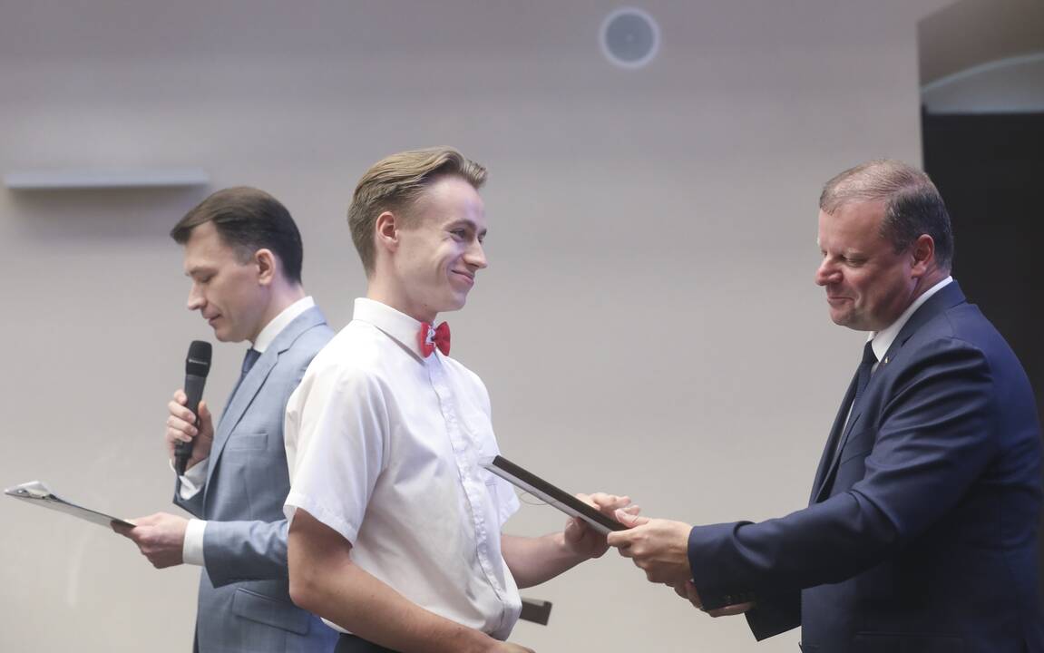 Valdovų rūmuose pagerbti šimtukininkai
