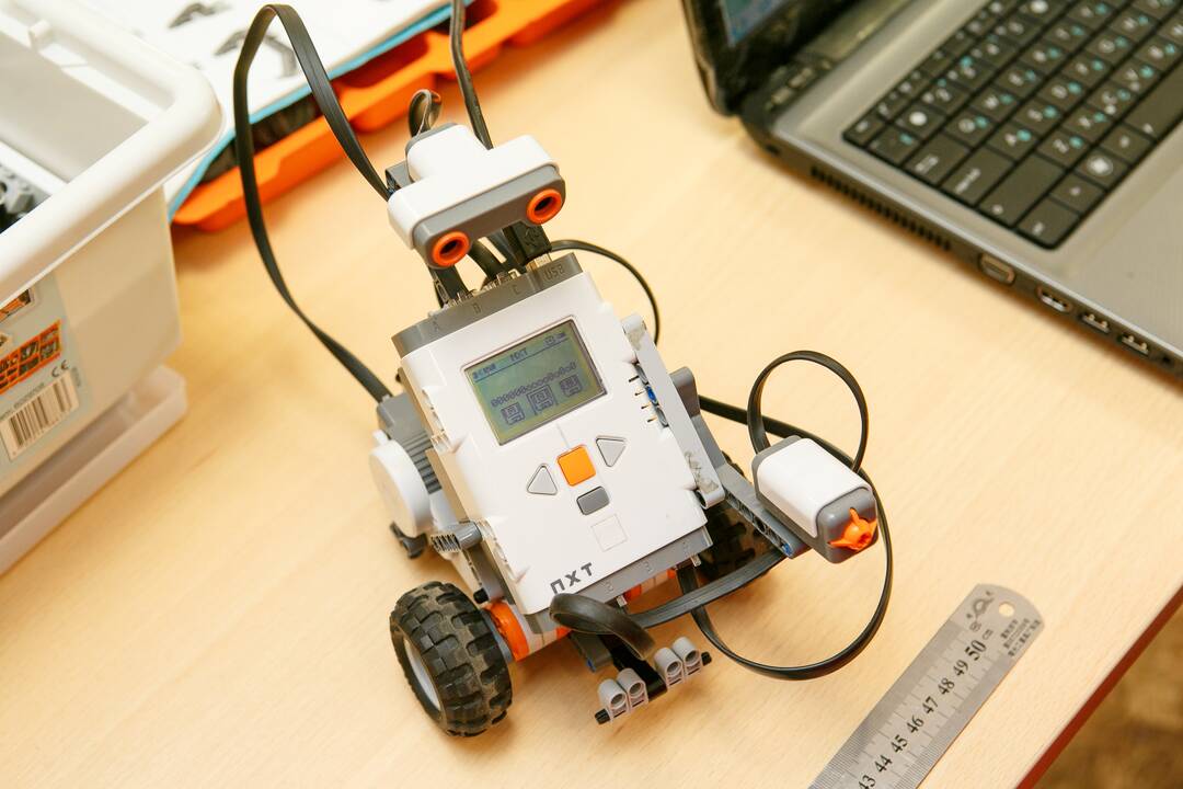 Vaikai kuria robotus