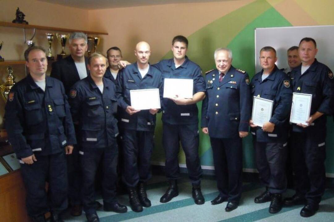 Apdovanoti keturis žmones išgelbėję Klaipėdos ugniagesiai gelbėtojai