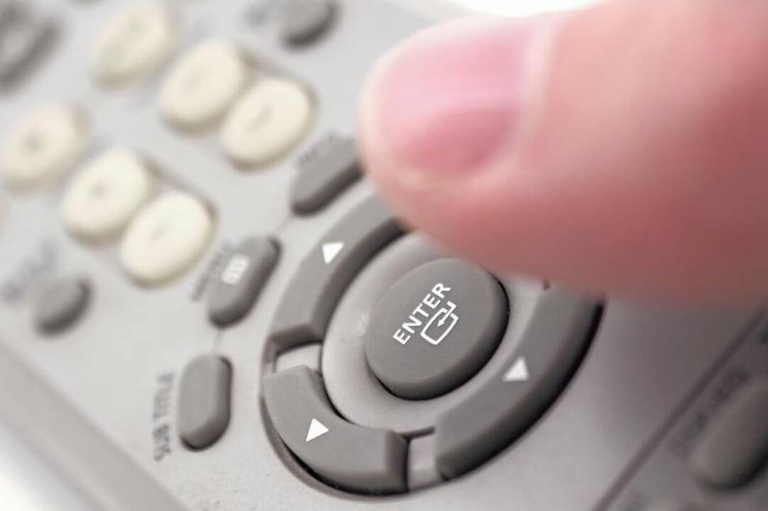 Atostogų pavojai: mikrobai tyko ant TV pultelių ir lempų
