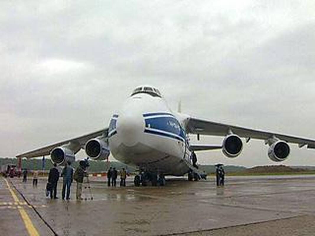 Rusijoje sugedęs keleivinis lėktuvas tūpdamas rėžėsi į mišką