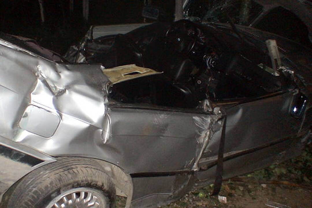Ukmergės rajone BMW įskriejus į namą žuvo jaunuolis