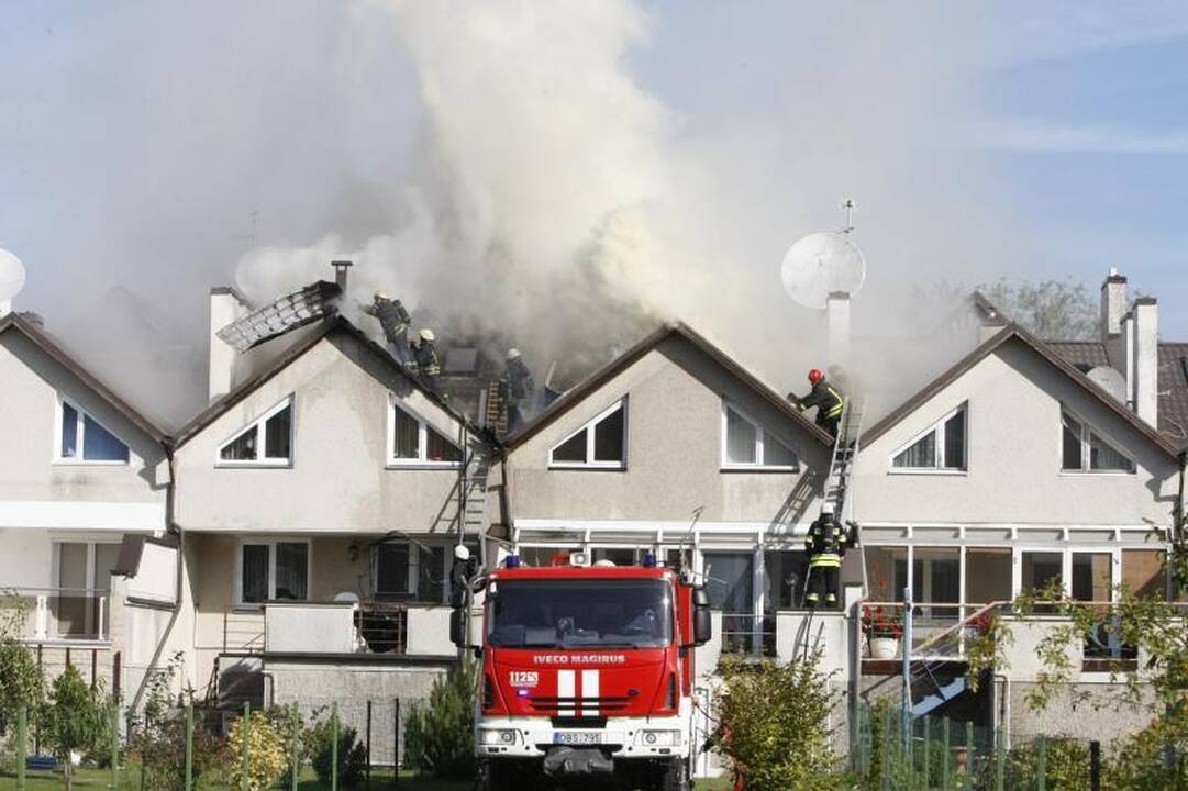 Klaipėdoje Pakruojo gatvėje liepsnojo kotedžai (papildyta 12:56 val.)