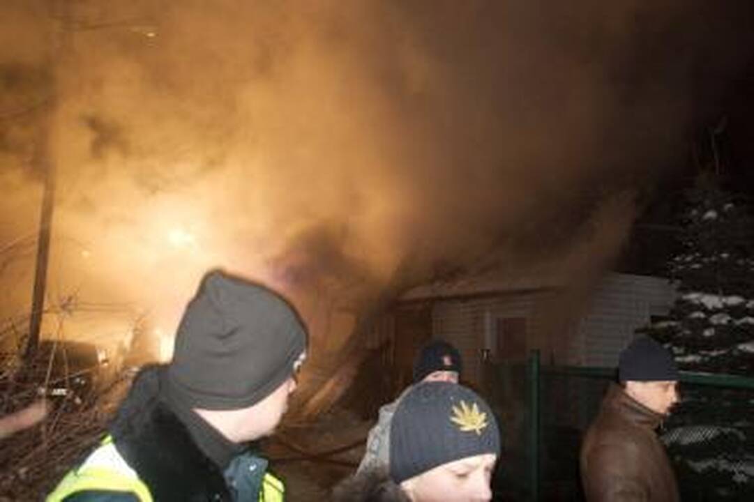Kilus gaisrui gyvenamajame name sproginėjo dujų ir deguonies balionai (papildyta)