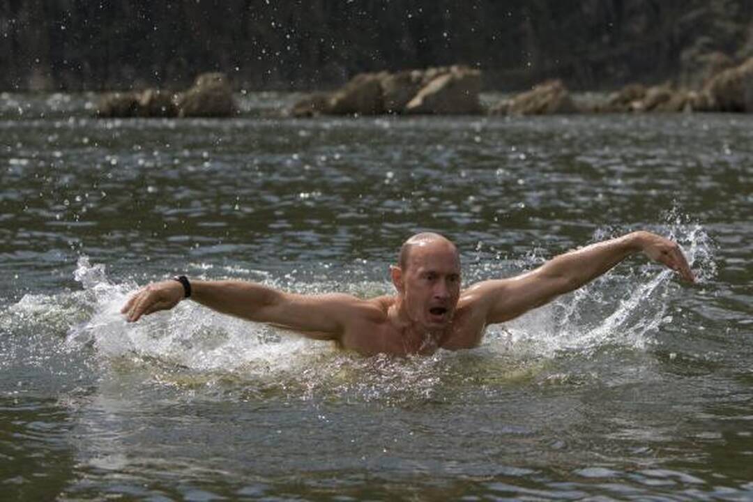 Laimėjęs rinkimus, V.Putinas iki inauguracijos eitų premjero pareigas