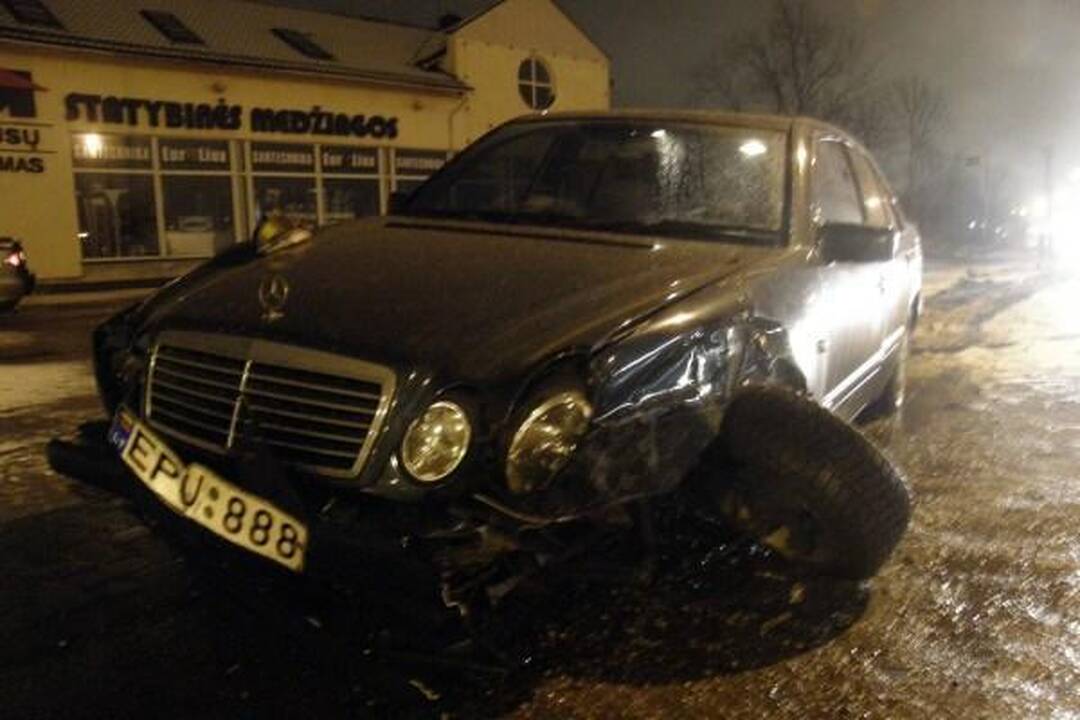 Šilutės plente – BMW ir „Mercedes Benz“ avarija