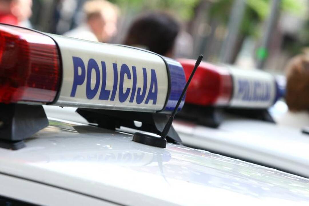 Sudaužytas „VW Passat“ pakibo ant mikroautobuso, kaltininkas pabėgo