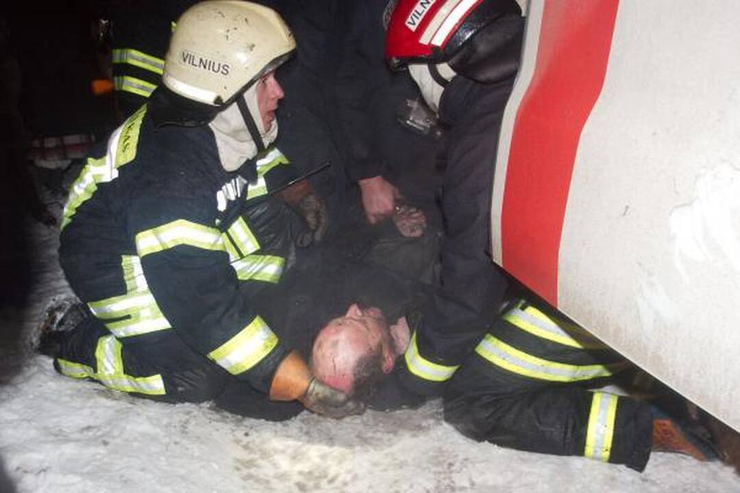 Kilus gaisrui gyvenamajame name sproginėjo dujų ir deguonies balionai (papildyta)