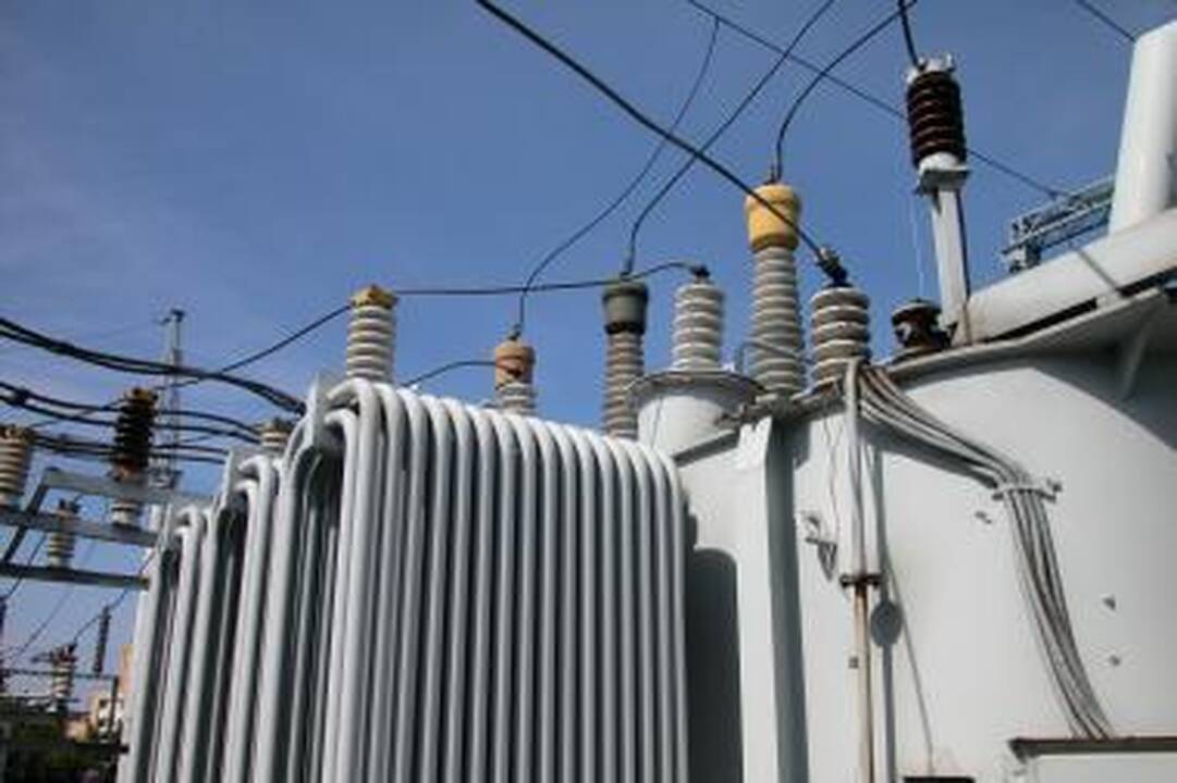 Valandą ant elektros laidų kabojęs keturiolikmetis gydomas reanimacijos skyriuje (papildyta)