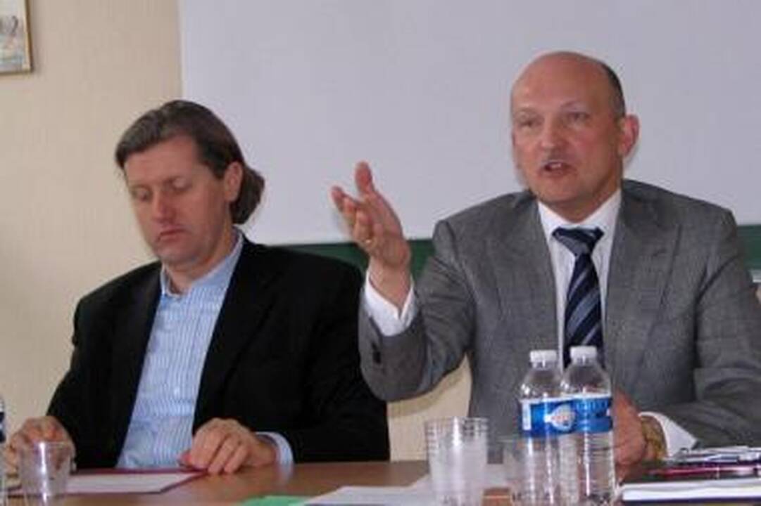 Dviratininkams sunku, bet rankų nenuleidžia