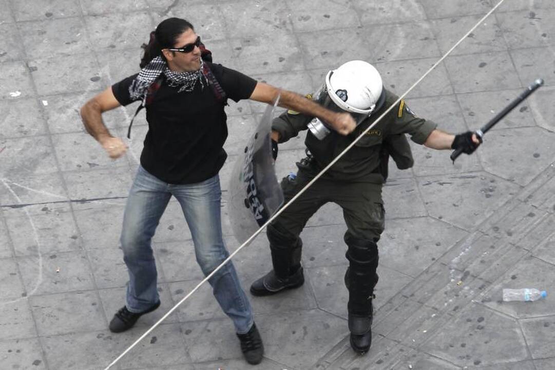 Protestas Atėnuose: policija panaudojo ašarines dujas