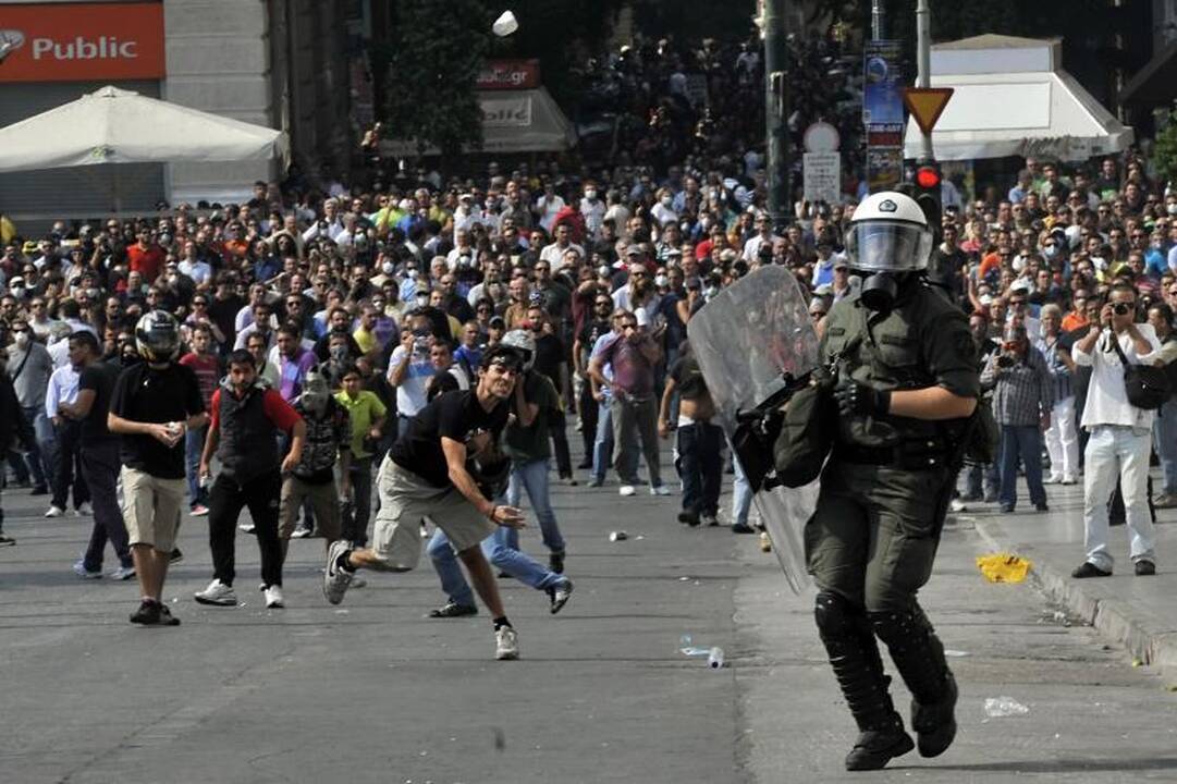 Protestas Atėnuose: policija panaudojo ašarines dujas