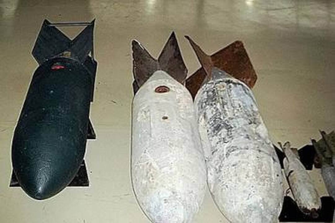 Prancūzija Libijos tankus naikina mokomosiomis betoninėmis bombomis