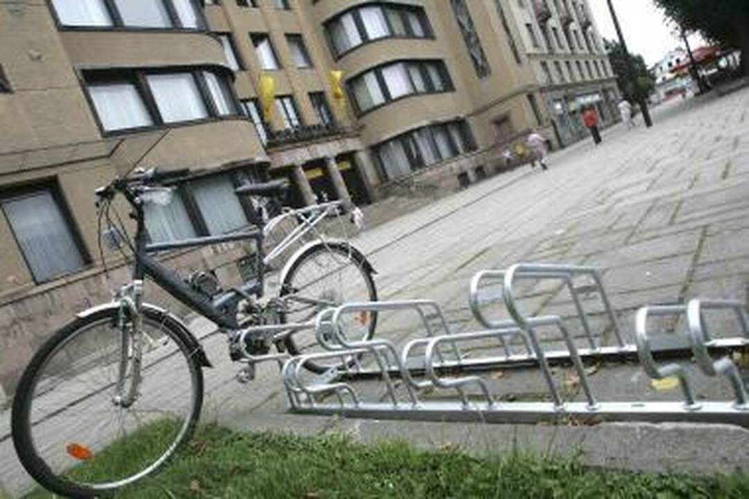 Laisvės alėjoje - dar vienas dviračių stovas
