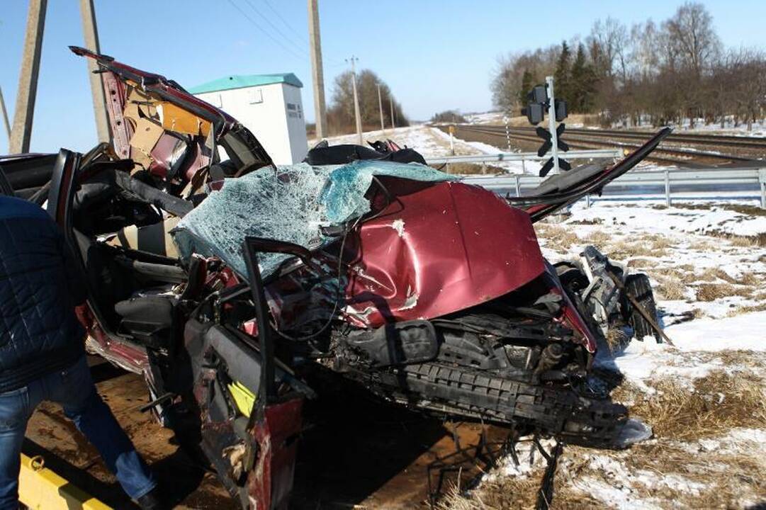 Prie Kaišiadorių susidūrė traukinys ir automobilis, žuvo vairuotojas