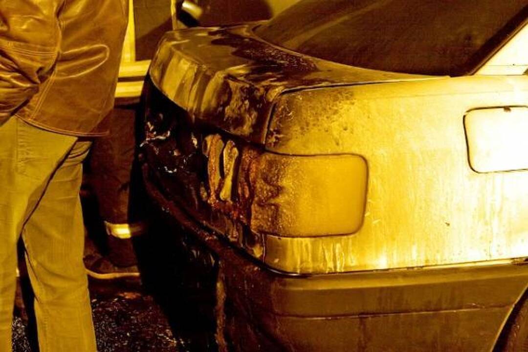Degė šiukšlės ir automobilis