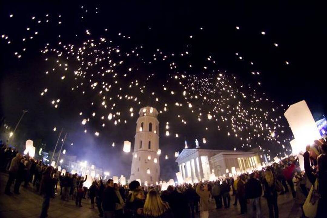 Vilniuje į dangų kilo tūkstantis žibintų