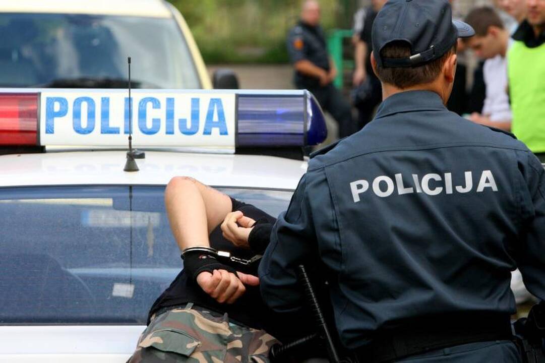 Policija prašo internetu padėti nustatyti nusikaltusius asmenis