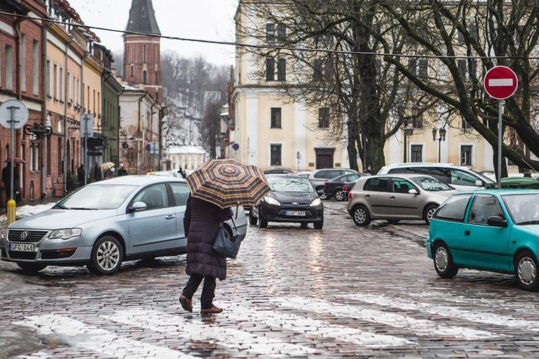 Iš Rotušės aikštės pašonės veja automobilius