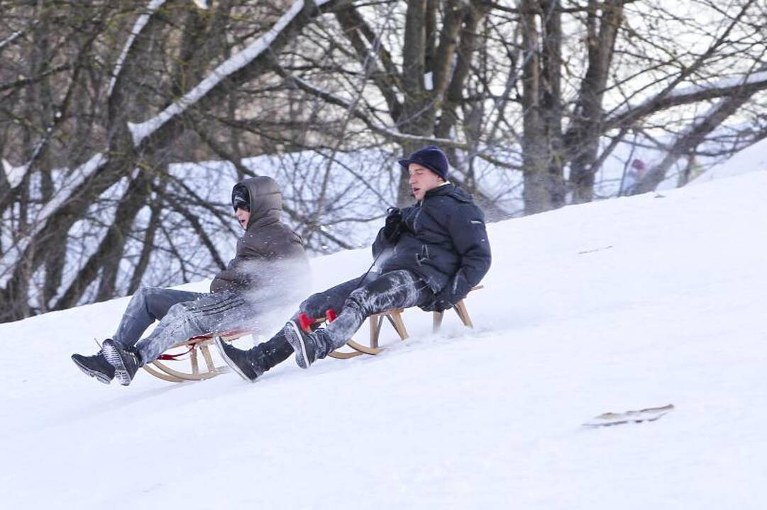 Žmonės pramogauja lauke nepaisydami šalčio