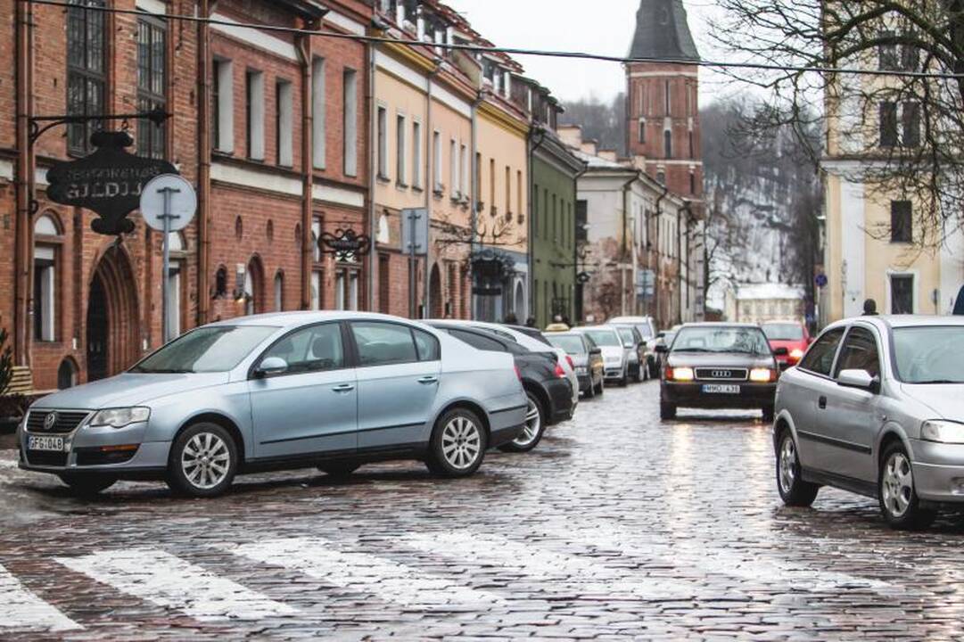 Iš Rotušės aikštės pašonės veja automobilius