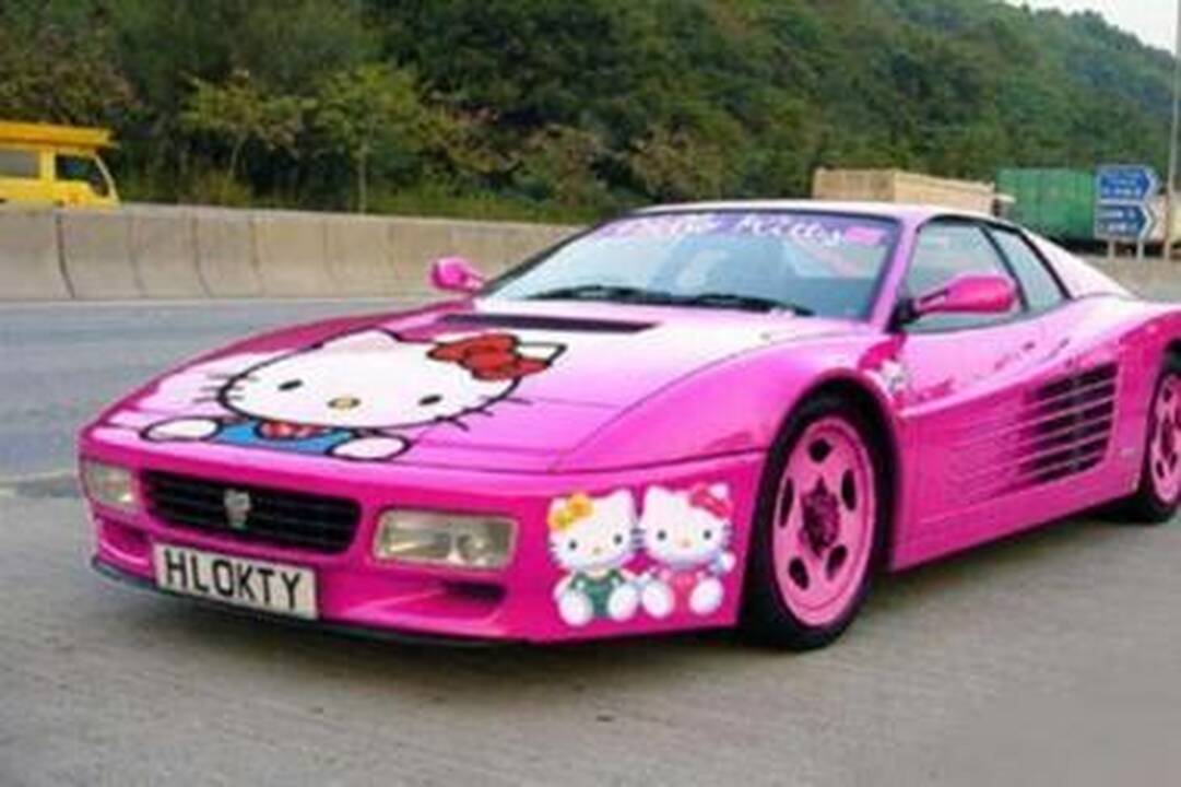Blondinės svajonė – rožinis automobilis