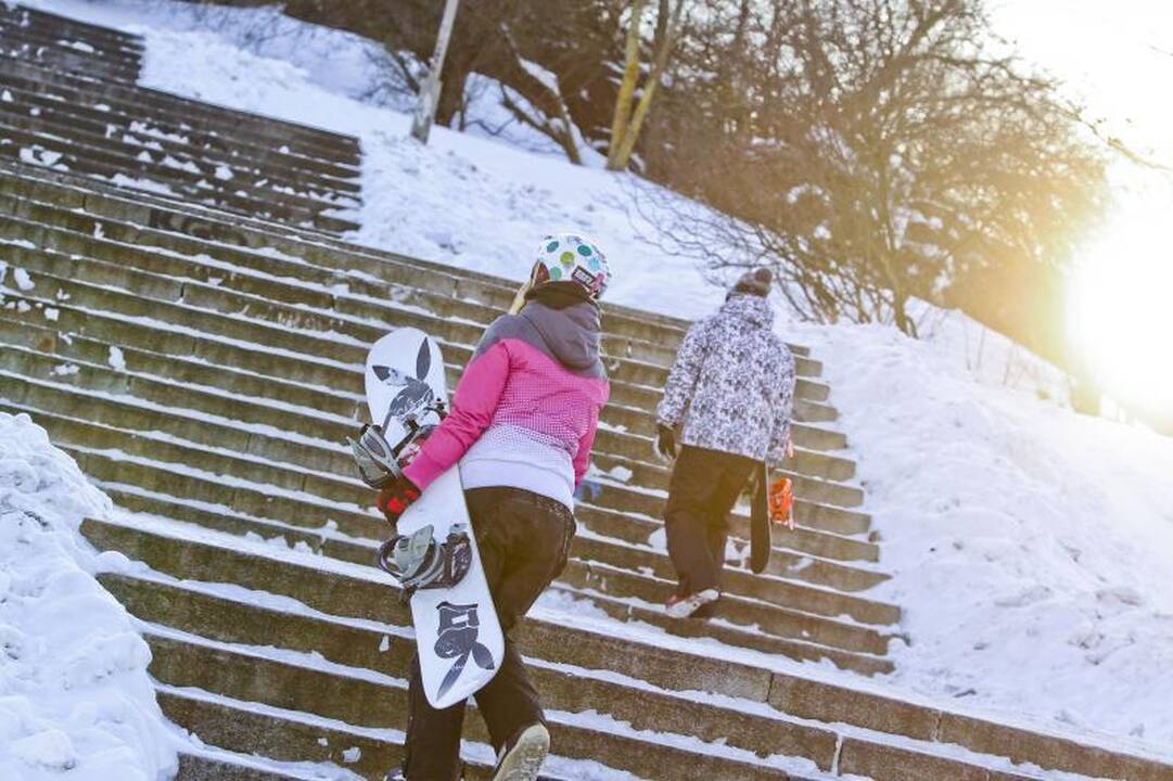 Žmonės pramogauja lauke nepaisydami šalčio