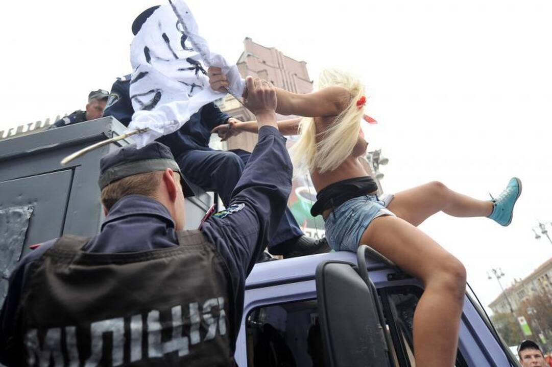 "Femen" aktyvistės apnuogino krūtines, protestuodamos dėl J.Tymošenko teismo