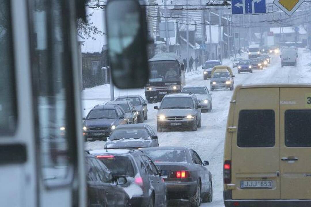 Kaune snigo visą dieną. Kelininkai dirba neatsikvėpdami (papildyta)  