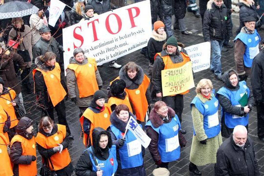 Profsąjungos reikalauja didinti algas, mažinti mokesčius