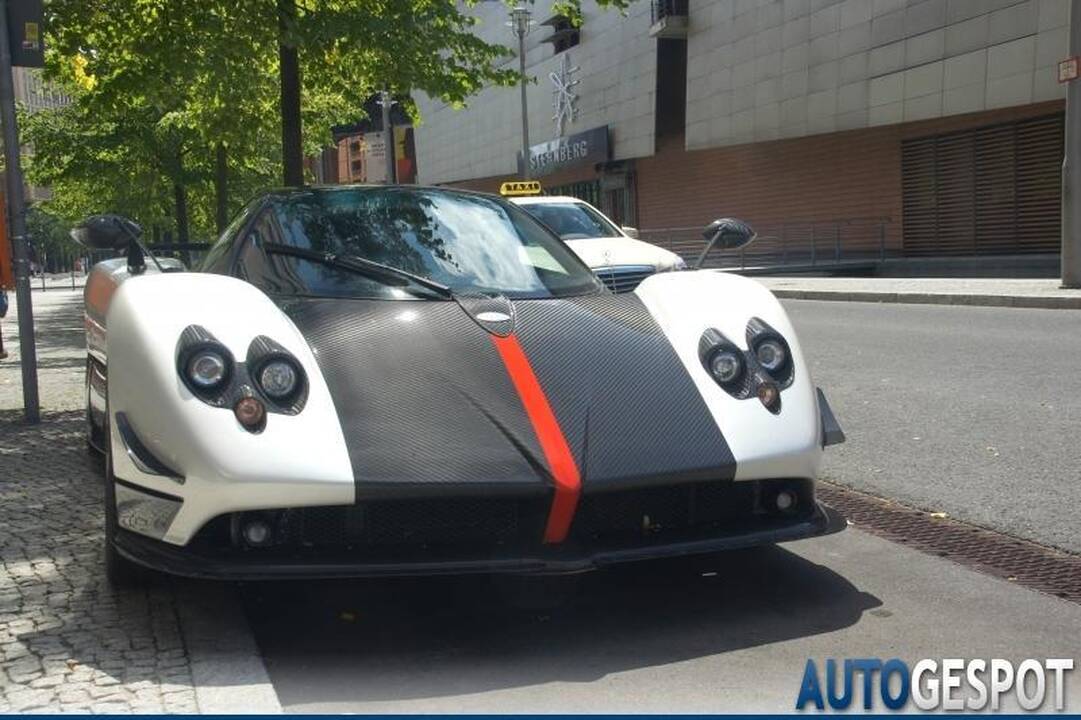 Prie viešbučio Berlyne - viena rečiausių pasaulyje „Pagani Zonda Cinque Roadster“