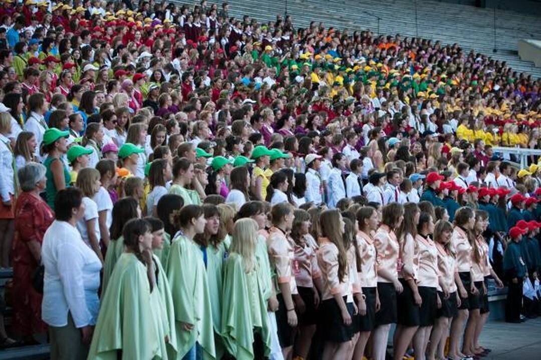 Vingio parke nuvilnijo moksleivių dainų diena
