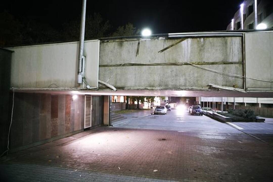 Krovininis automobilis apgadino Vyriausybės rūmus