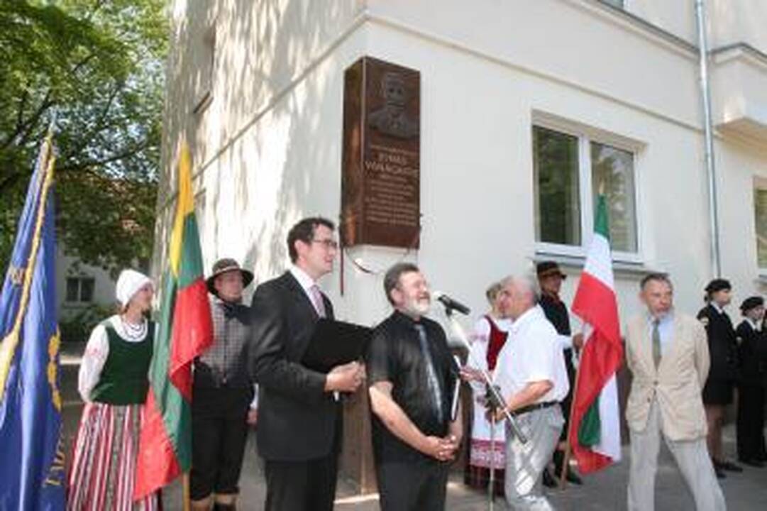 Atidengė atminimo lentą