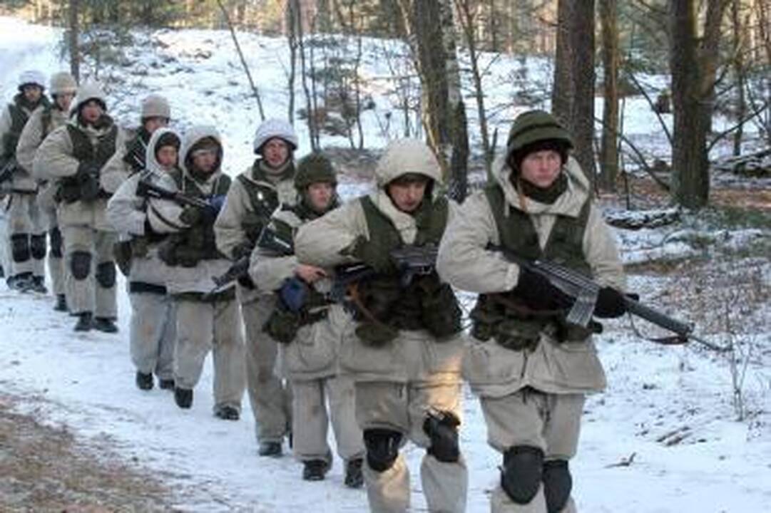 KAM mokės kalėdines premijas eiliniams ir būtinųjų karinių mokymų dalyviams