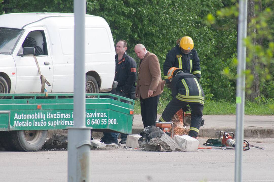 Išminuotojai ir gelbėtojai išardė furgone sumūrytą sarkofagą (papildyta)