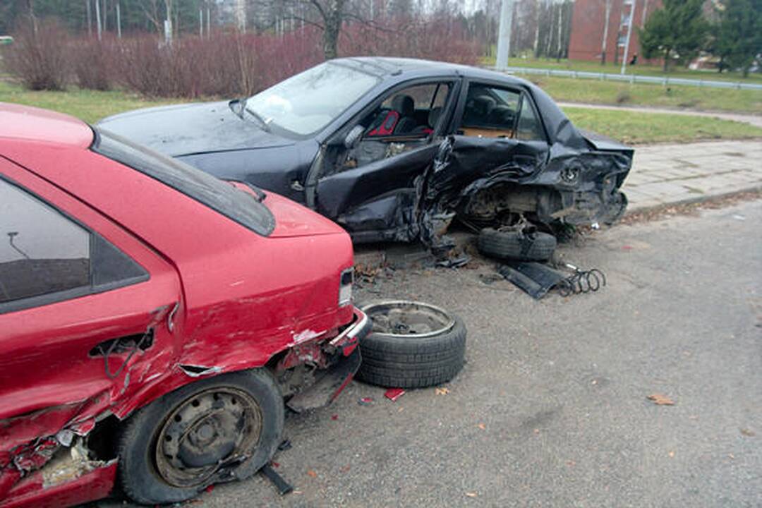 Vilniuje siautėjęs „Lexus“ vairuotojas taranavo aštuonis automobilius (papildyta)