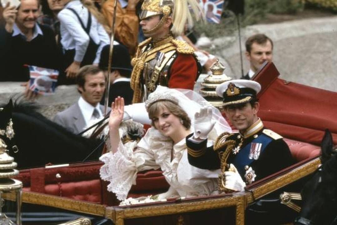 Aukcione parduota princesės Dianos suknelių kolekcija