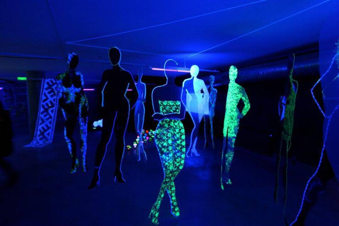 Kauno bienalė „Tekstilė“: „Žalgirio“ arenoje – žaidimai su šviesa