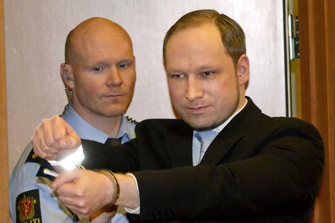 A.B.Breivikas 56 savo aukas nušovė į galvą