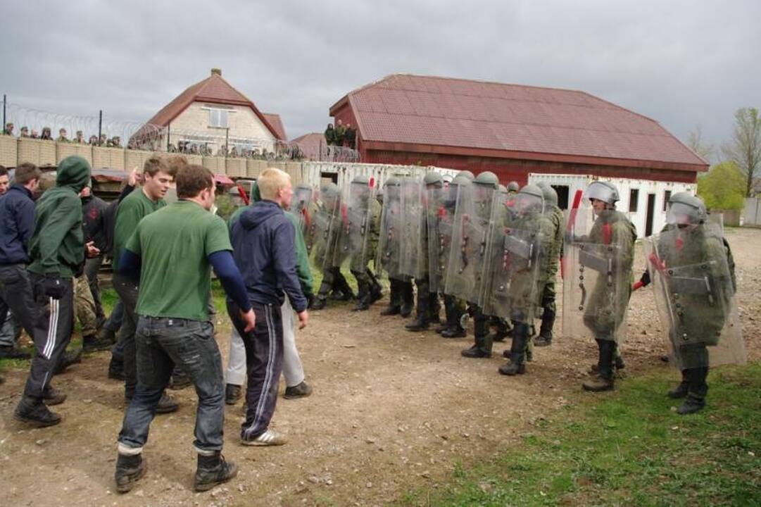 Lietuvos kariai treniruojasi britų suregtose pratybose 