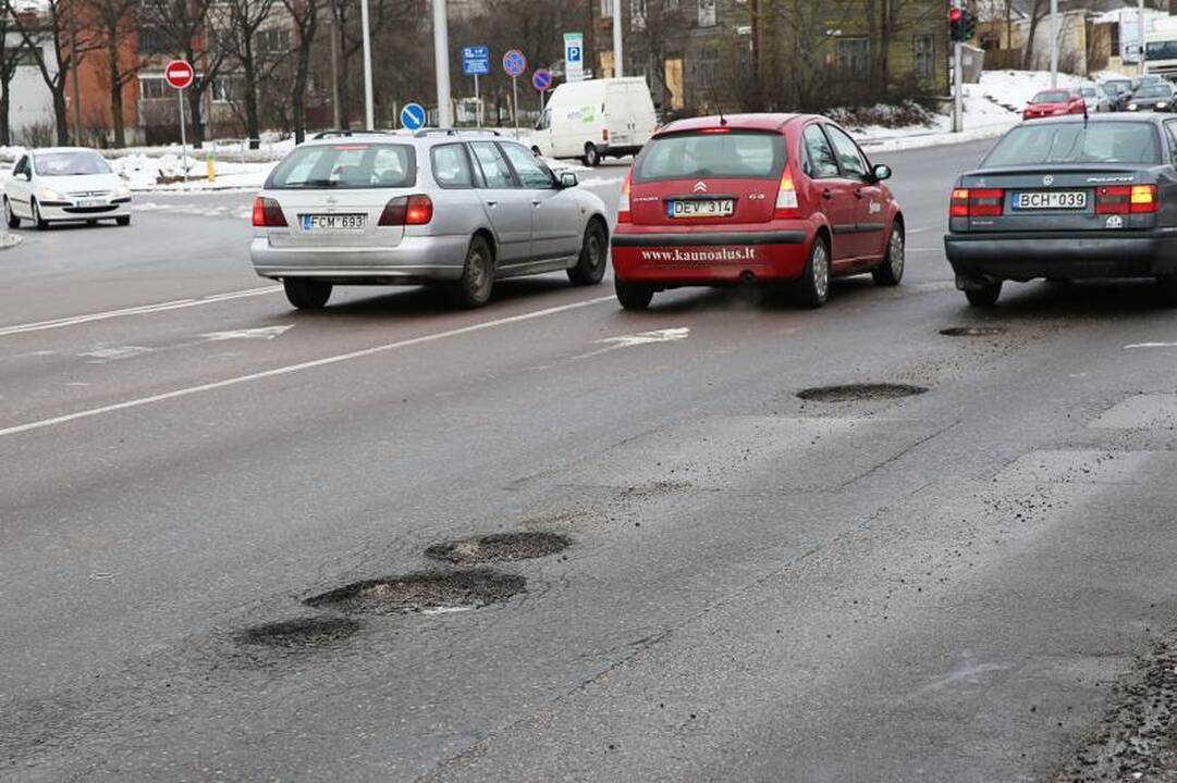 Kauno gatvių krateriai mašinas laužys bent iki pavasario