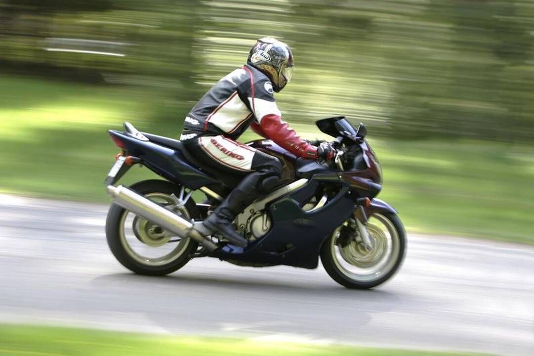 Vilniaus rajone policininkus papirkti bandė 17-metis motociklininkas