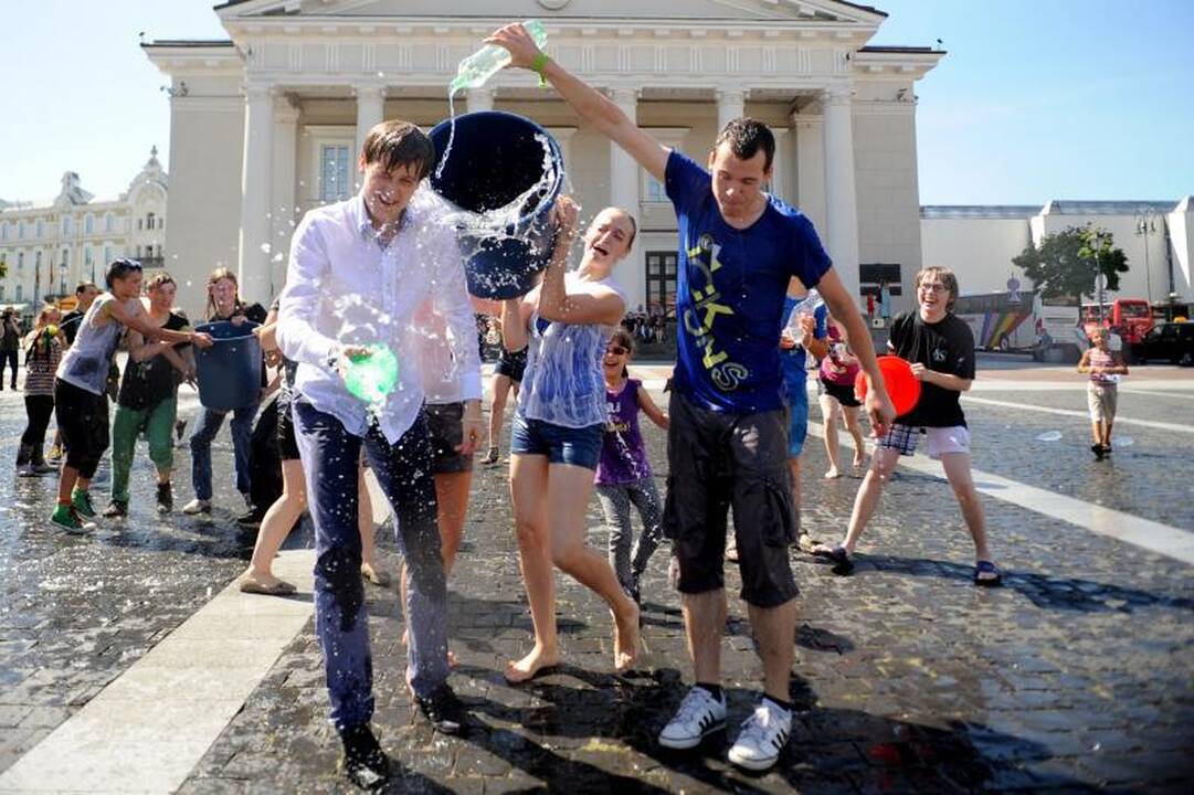 Vilniečiai nuo kaitros atsigaivino vandens mūšyje